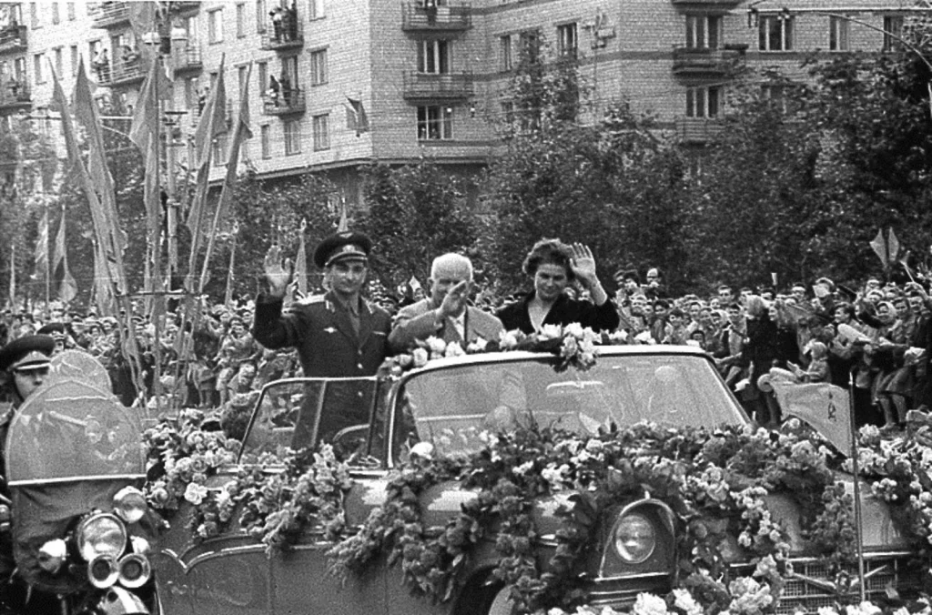 Быковский, Хрущёв и Терешкова в открытой машине с цветами, Москва, 1963 год