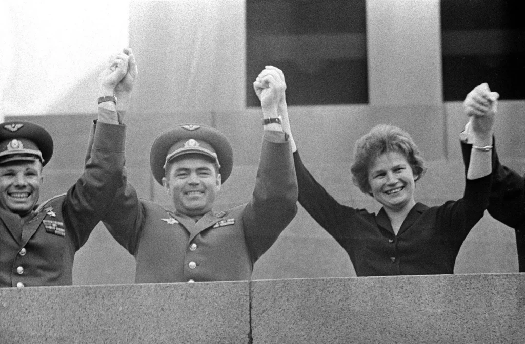 Гагарин, Николаев и Терешкова приветствуют москвичей с трибуны Мавзолея 22 июня 1963 года