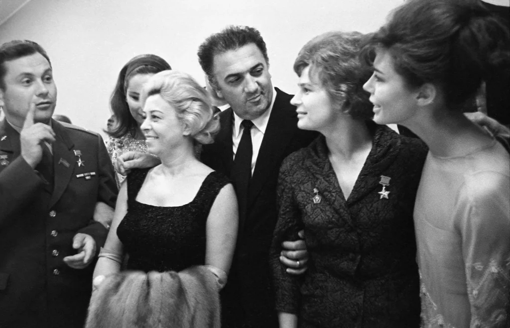 Космонавты Попович и Терешкова с Федерико Феллини и Джульеттой Мазиной на Московском кинофестивале 1963 года