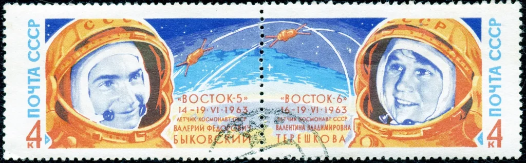 Сцепка почтовых марок СССР 1963 года с портретами космонавтов Быковского и Терешковой в шлемах