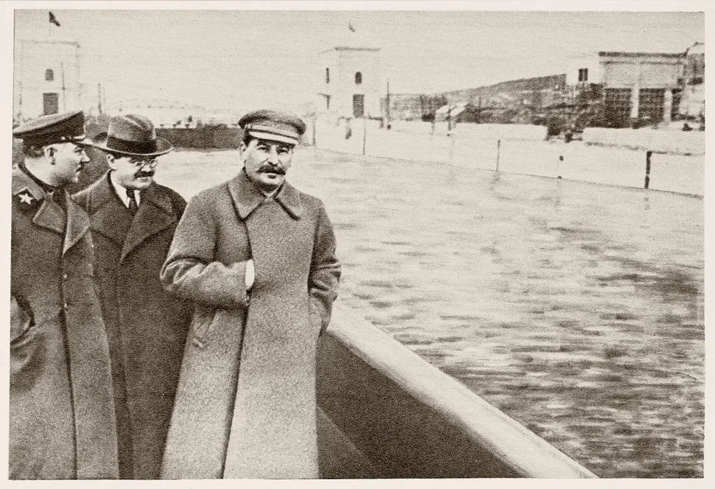 Ворошилов, Молотов, Сталин и Ежов на канале Москва — Волга, 1937 год