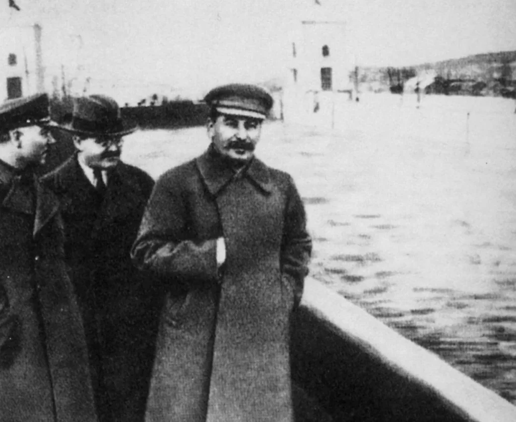 Тот же снимок на канале Москва — Волга после ретуши: Ежова убрали из кадра