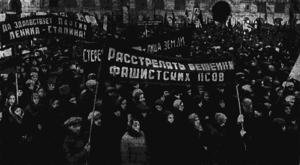 Большой террор 1937 года: митинг на Красной площади 30 января 1937 года, транспарант «Расстрелять бешеных фашистских псов» после приговора по делу Пятакова и Радека