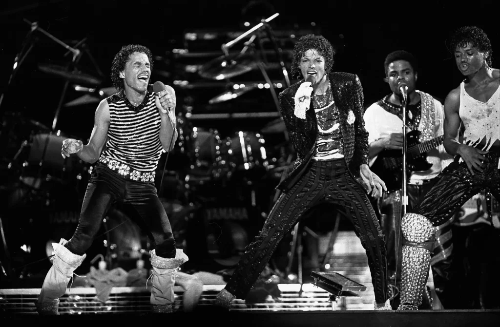 The Jacksons на сцене стадиона Arrowhead в Канзас-Сити, Victory Tour, 8 июля 1984 года