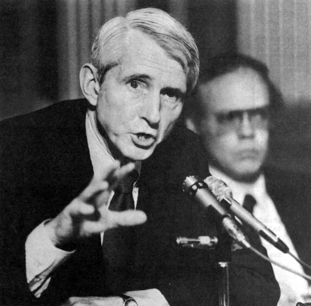Председатель NRC Джозеф Хендри на слушаниях Комиссии Кемени, 1979 год