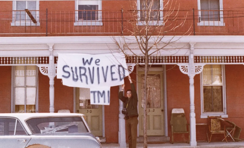 Табличка «We Survived TMI» в Мидлтауне, Пенсильвания, 6 апреля 1979 года
