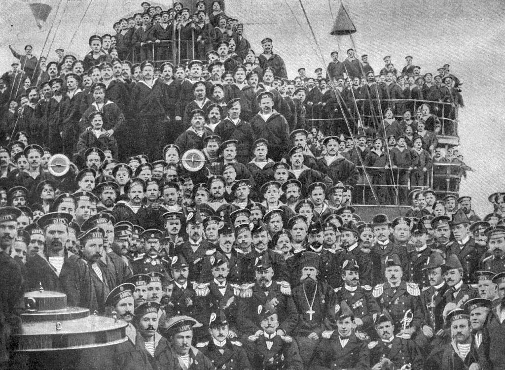 Групповой снимок экипажа крейсера Олег на палубе, 1905 год