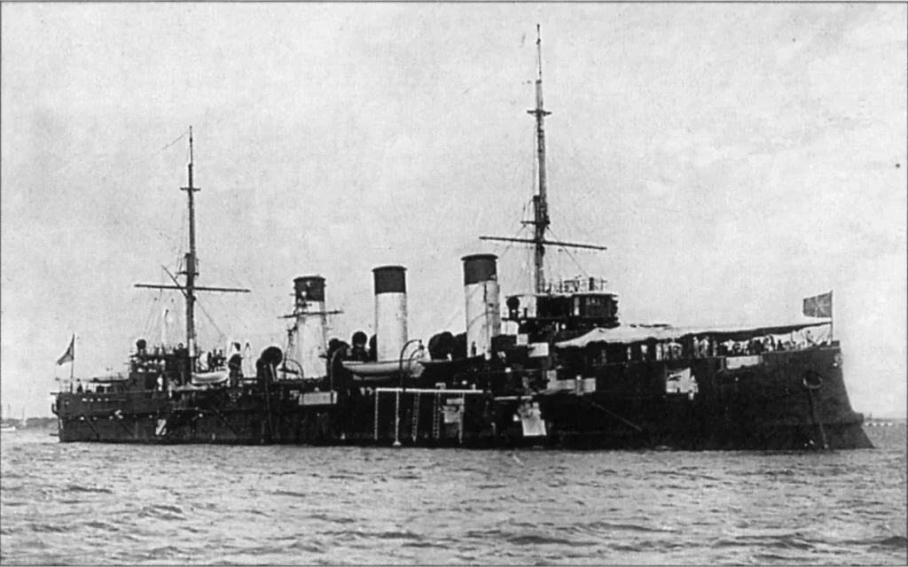 Крейсер Олег с заплатами на пробоинах на рейде Манилы, лето 1905 года