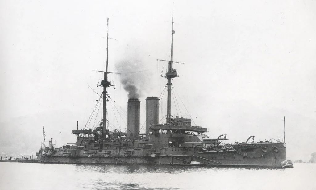 Японский флагманский броненосец Микаса в порту Курэ, февраль 1905 года