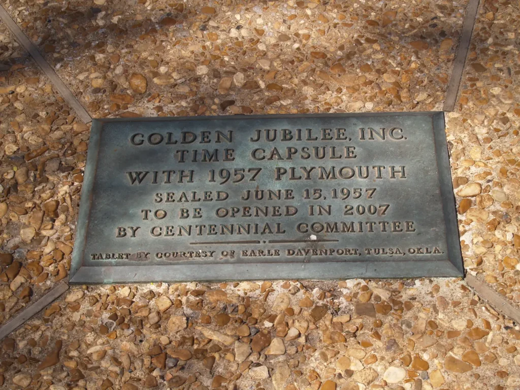 Бронзовая табличка над склепом в Талсе: Golden Jubilee, Inc., капсула времени с Plymouth 1957 года, запечатана 15 июня 1957 г., вскрыть в 2007 г.