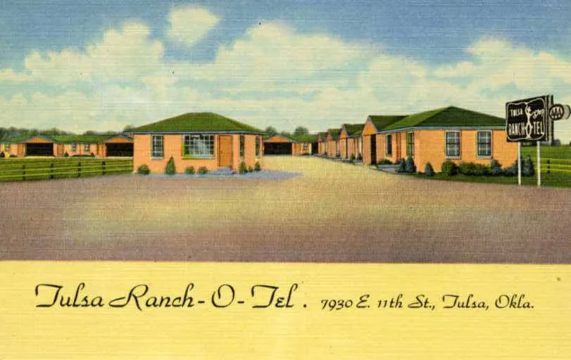 Цветная открытка: одноэтажные домики мотеля Tulsa Ranch-O-Tel на 11-й улице Талсы, 1952 г.