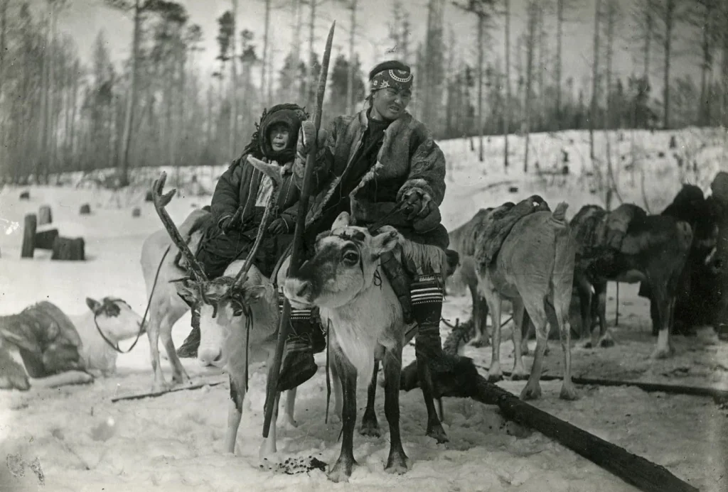 Эвенкийская семья верхом на оленях на реке Подкаменная Тунгуска в 1907 году