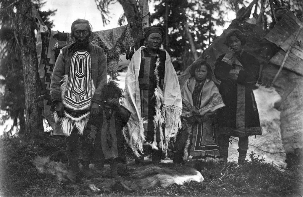 Семья эвенкийского шамана Полигуса у чума на Подкаменной Тунгуске, 1907 год