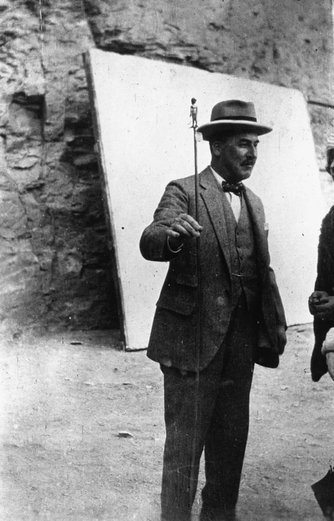 Говард Картер в шляпе и костюме у входа в гробницу, 1925 год