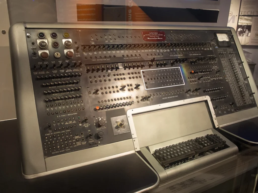 Пульт управления UNIVAC I. Такой же пульт, ни к чему не подключённый, стоял в студии CBS (Музей компьютерной истории, 2016)