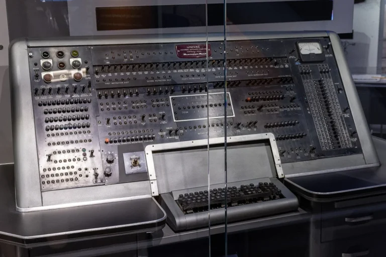 Пульт UNIVAC I крупным планом, Музей компьютерной истории, 2023 год