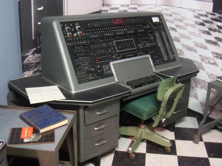 Пульт UNIVAC I в Музее науки, Бостон, 2010 год