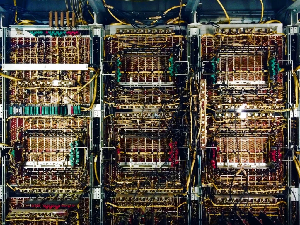 Внутри UNIVAC I: блоки электронных ламп — тех самых «5500 ламп», о которых говорили в эфире