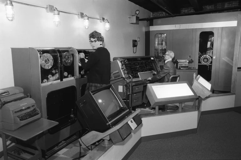 Реконструкция рабочего места UNIVAC I на выставке The Computer Museum, Бостон, 1991 год