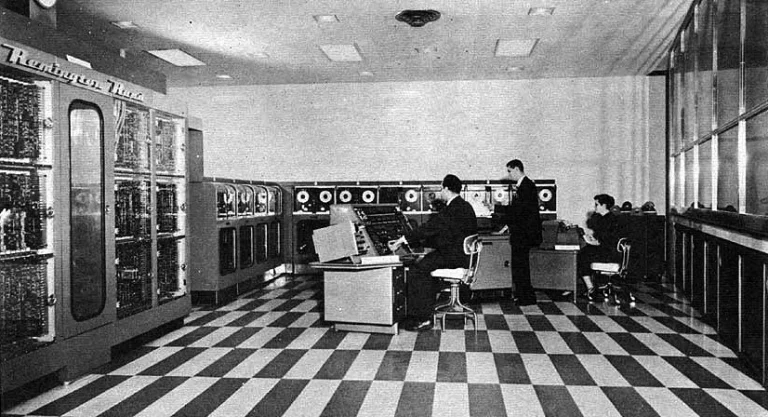 Машинный зал UNIVAC I с операторами, конец 1950-х годов (из отчёта Лаборатории баллистических исследований армии США, 1961)