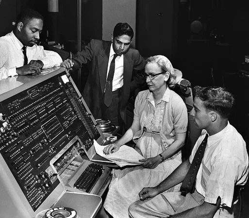 Грейс Хоппер (вторая слева) за пультом UNIVAC, 1957 год. Её экземпляр распечатки 1952 года хранится в Смитсоновском институте