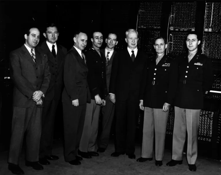 Создатели ENIAC, около 1946 года. Среди них Дж. Преспер Эккерт и Джон Мокли — будущие авторы UNIVAC