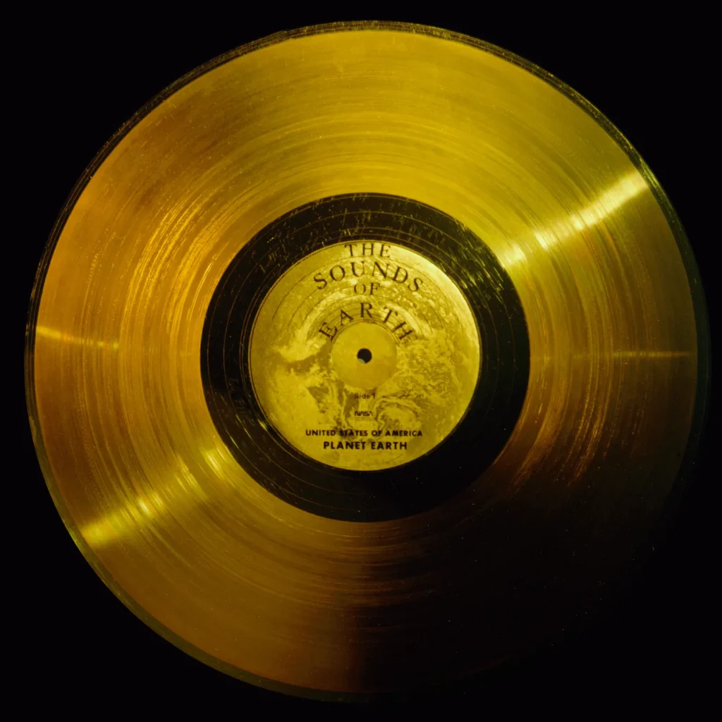 Золотая пластинка Вояджера The Sounds of Earth, сторона с этикеткой, 1977 год