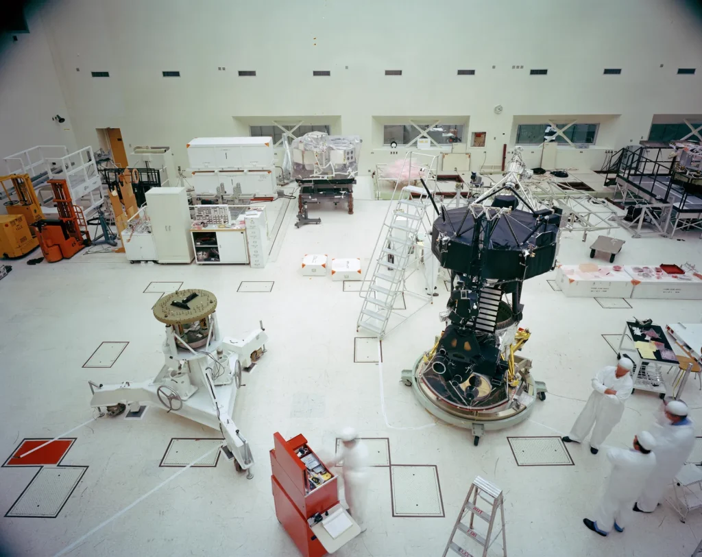 Испытательная модель Вояджера в чистой комнате JPL, январь 1977 года
