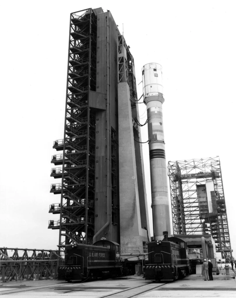 Ракету Titan Centaur везут на стартовый комплекс 41, январь 1977 года