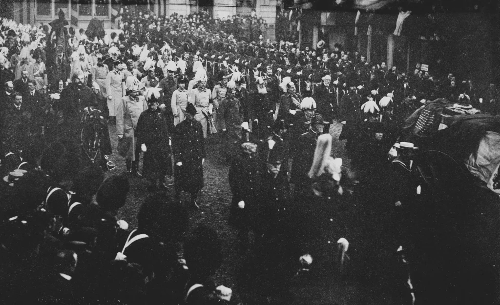 Королева Виктория: похоронная процессия 2 февраля 1901 года, войска и толпа на улице