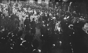 Королева Виктория: похоронная процессия 2 февраля 1901 года, войска и толпа на улице