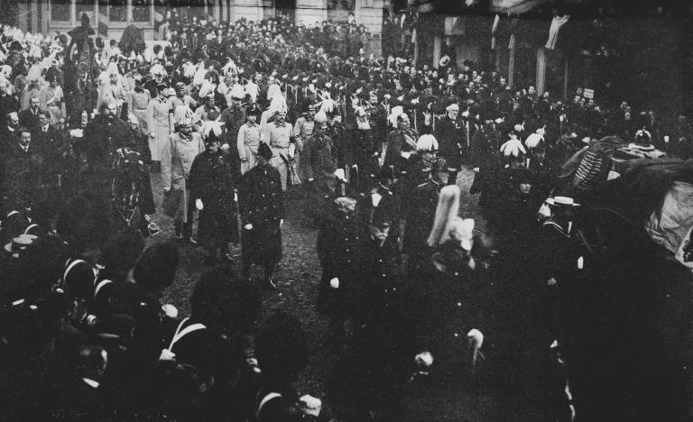 Королева Виктория: похоронная процессия 2 февраля 1901 года, войска и толпа на улице
