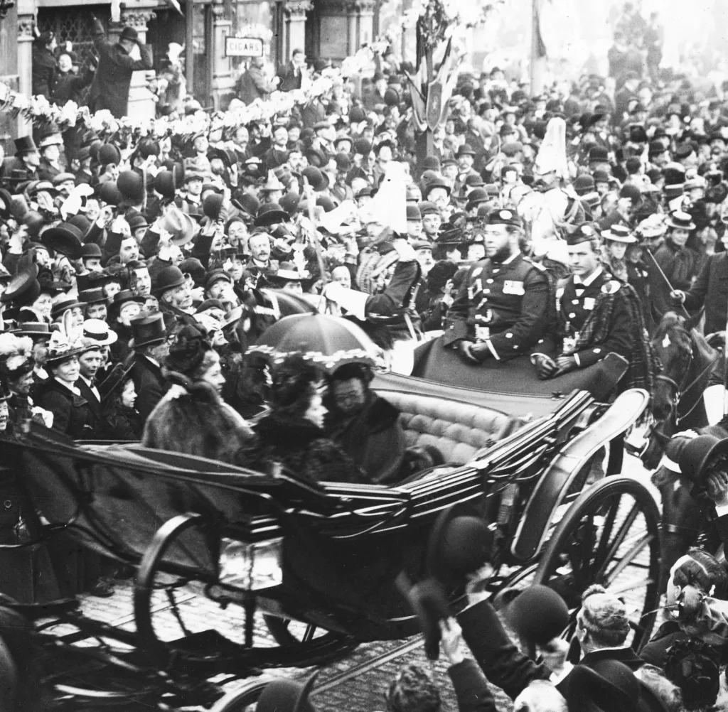 Королева Виктория в открытом экипаже на Графтон-стрит в Дублине, апрель 1900 года