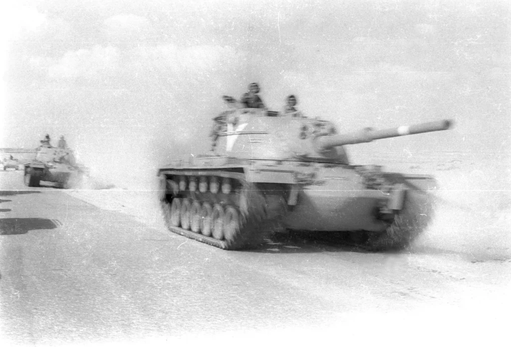 Израильские танки M48 идут к переправе через Суэцкий канал, 17 октября 1973 года