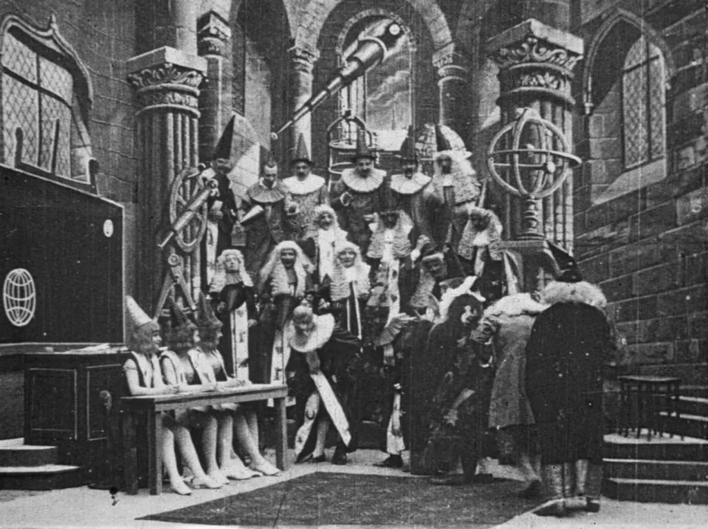 Заседание Астрономического клуба в фильме «Путешествие на Луну» 1902 года
