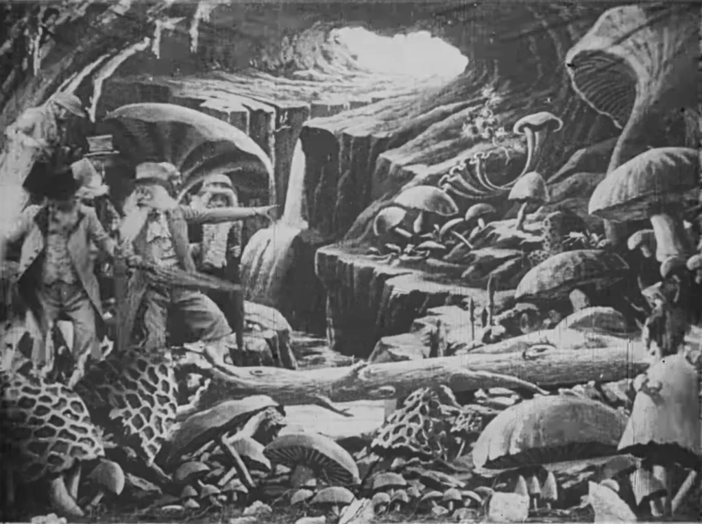 Астрономы в лунном гроте среди гигантских грибов, кадр фильма 1902 года