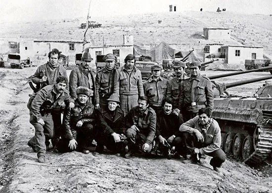 Бойцы спецгруппы КГБ «Зенит» у боевой машины пехоты накануне штурма дворца Тадж-Бек, декабрь 1979 года