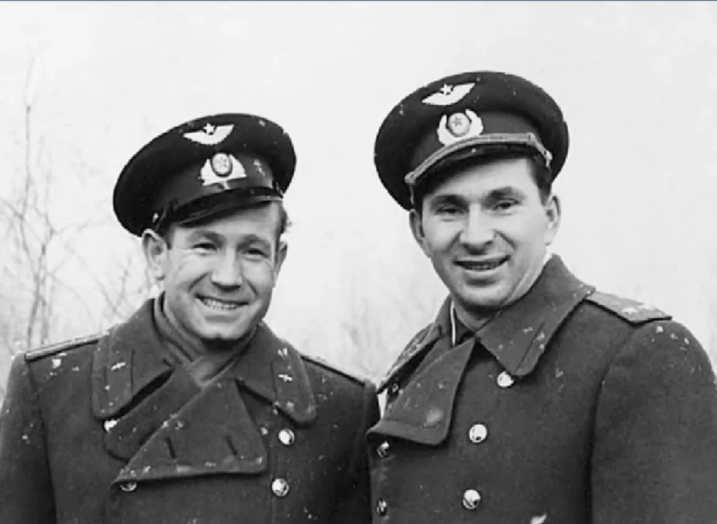Алексей Леонов и Павел Беляев в шинелях и фуражках, март 1965 года
