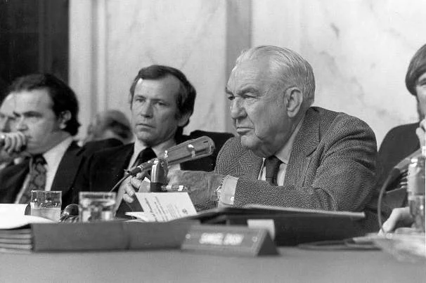 Юрист комитета Фред Томпсон задаёт вопрос свидетелю. 16 июля 1973 года именно он спросил Баттерфилда о магнитофонах в Белом доме