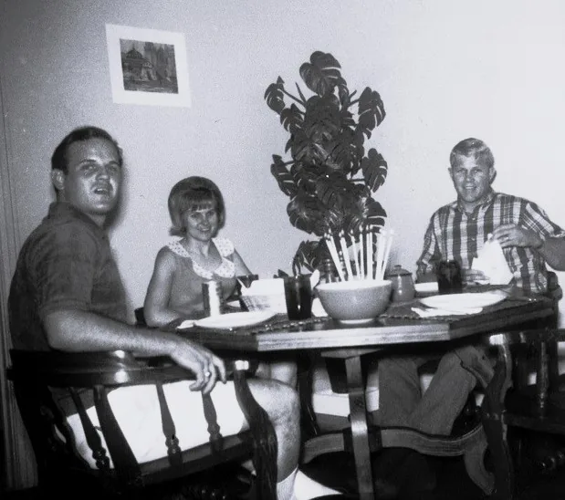 Чарльз Уитмен с женой Кэти и другом Ларри Фьюссом, май 1966 года