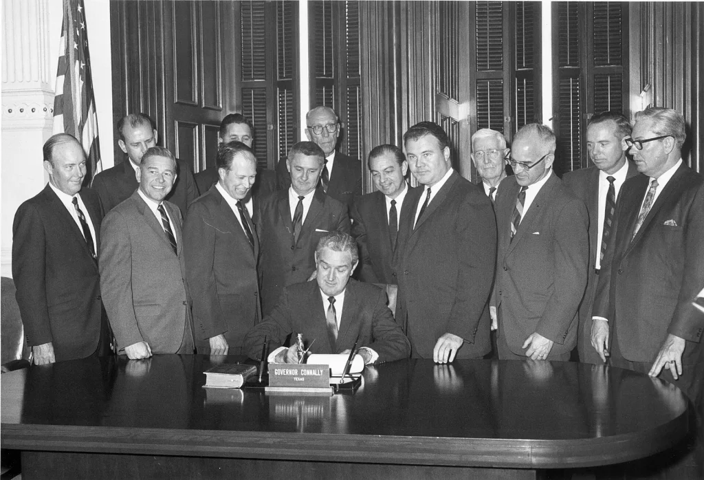 Губернатор Техаса Джон Коннэлли подписывает закон, 1965 год
