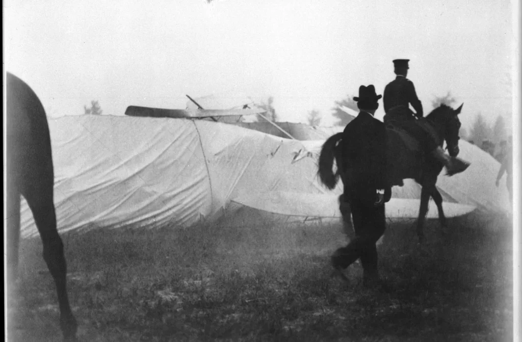 Обломки самолёта Райтов после катастрофы в Форт-Майере 17 сентября 1908 года