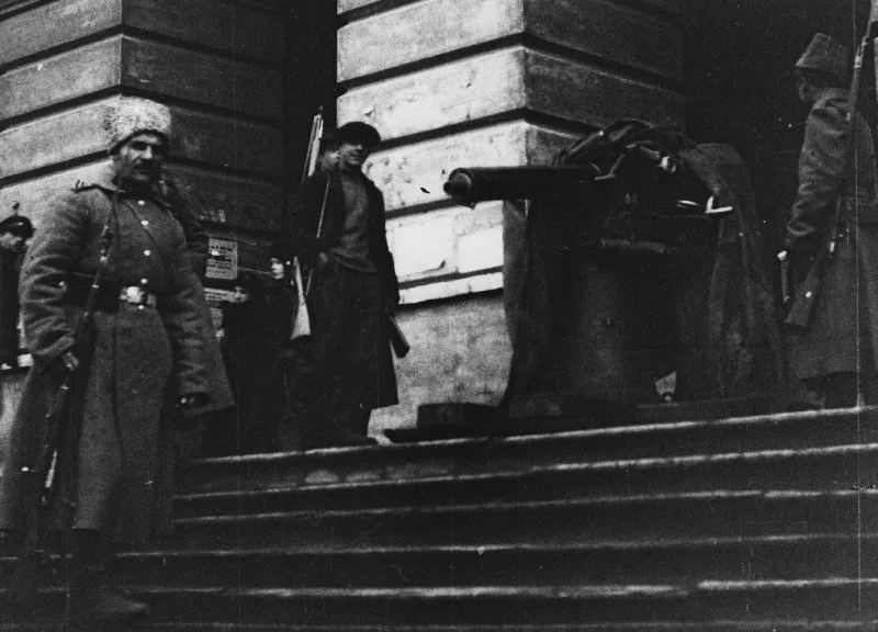 Вход в Смольный, где заседал Военно-революционный комитет, октябрь 1917 года