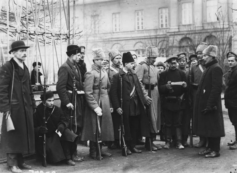 Вооружённая охрана и посетители у ворот Смольного в октябре 1917 года