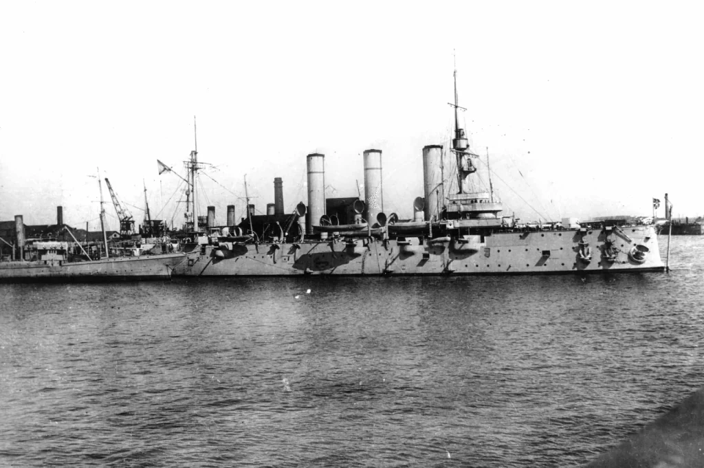 Крейсер «Аврора» у стенки Франко-Русского завода в Петрограде в 1917 году