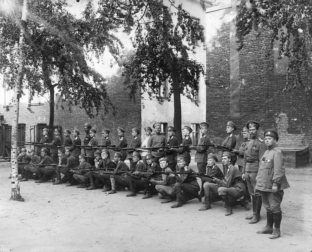 Строй женского батальона смерти в Петрограде, июнь 1917 года