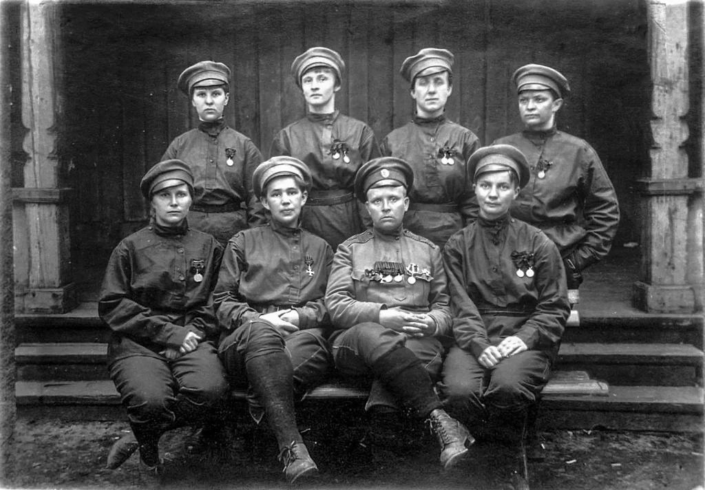 Георгиевские кавалеры женского батальона смерти с Марией Бочкарёвой, 1917 год