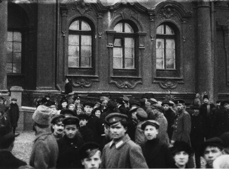 Солдаты, юнкера и горожане у стены Зимнего дворца сразу после его взятия 26 октября 1917 года