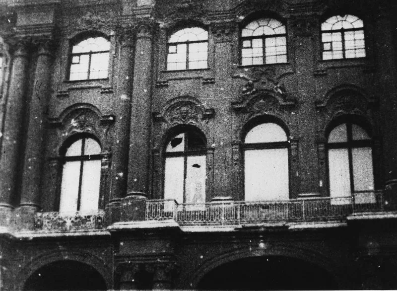 Фасад Зимнего дворца утром 26 октября 1917 года: выбитые стёкла и следы пуль