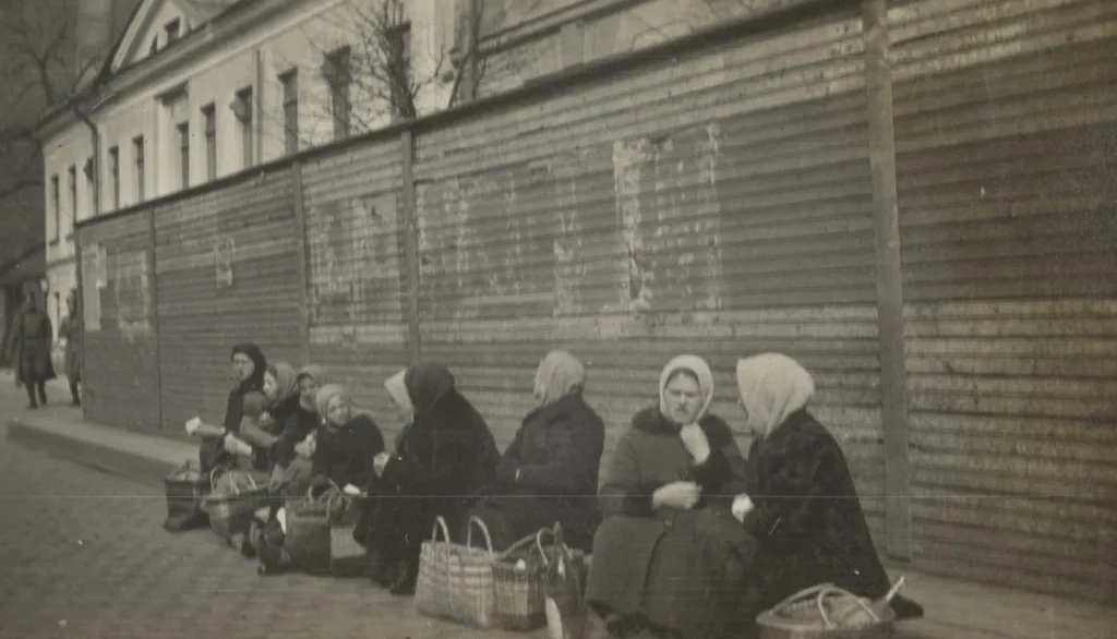 Женщины на улице Петрограда обсуждают хлебный паёк, 1917 год